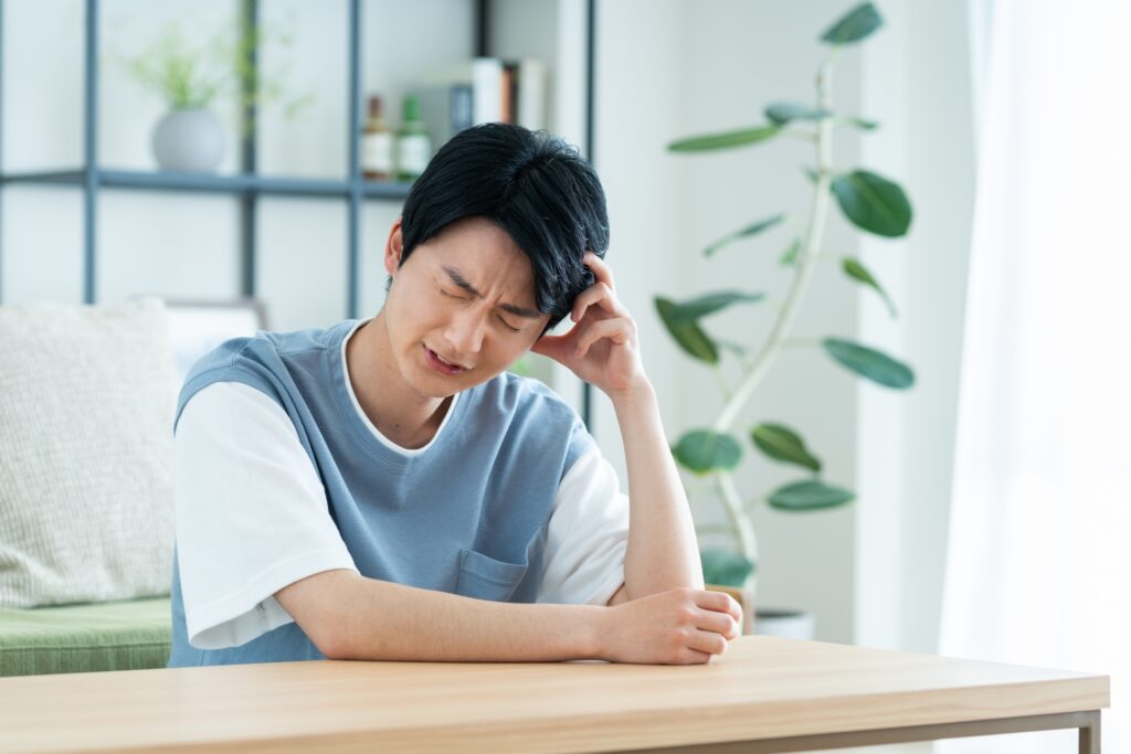 悩む人